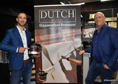 Jochem Koedijk en Coen Klawer poseren bij een nieuwe vinding: Re-Move, een glasweefsel verwijderaar.